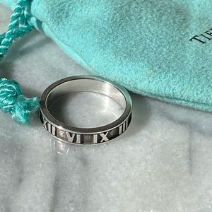 Tiffany & Co. Atlas ring. Size 7